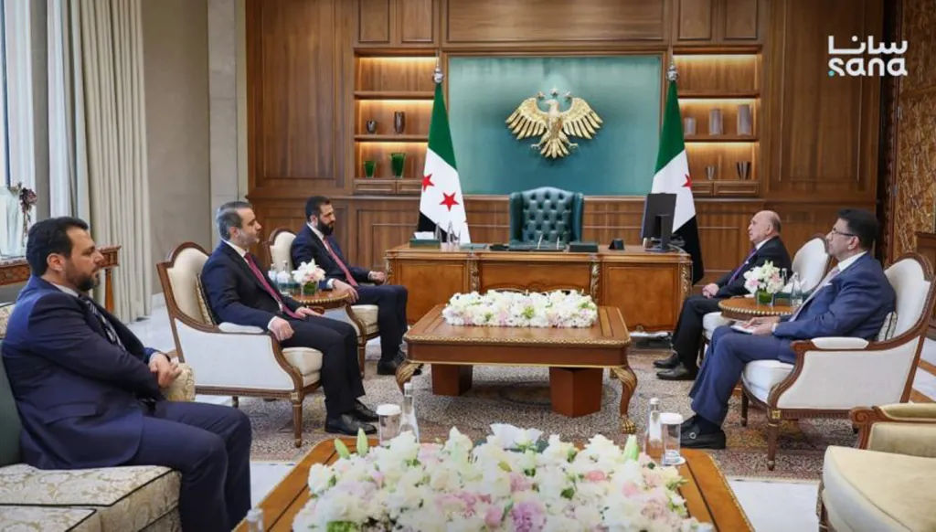 الشرع يبحث مع وزير الخارجية العراقي تطوير العلاقات الثنائية وتعزيز التنسيق (سانا). 