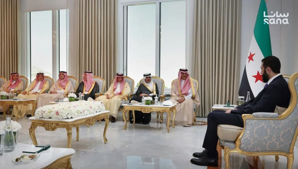 الرئيس السوري أحمد الشرع مع رئيس مجلس الأعمال السعودي السوري محمد أبو نيان والوفد المرافق له (سانا)
