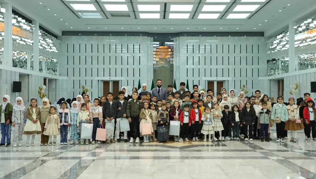 بالصور والفيديو- أحمد الشرع وزوجته لطيفة الدروبي يستقبلان أبناء "شهداء القوات السورية" في قصر الشعب