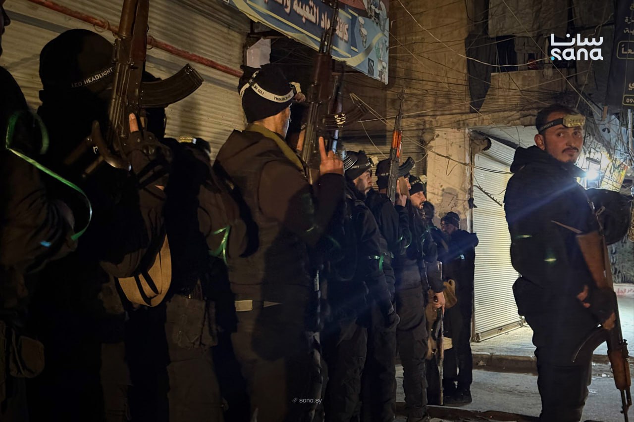 عناصر من القوى الأمنية السورية في الأشرفية (سانا)