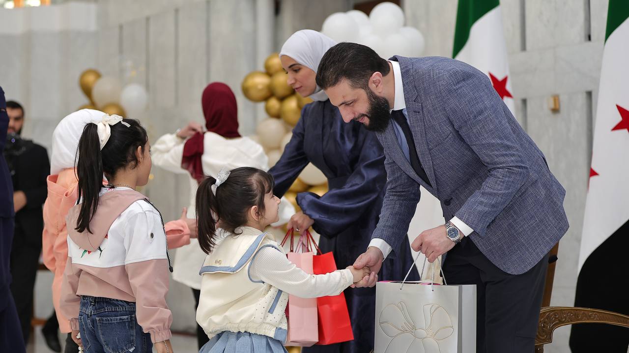الرئيس السوري أحمد الشرع وزوجته لطيفة الدروبي يوزعان الهدايا على الأطفال.