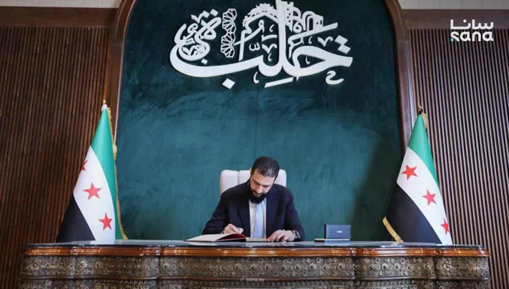 أحمد الشرع يدوّن رسالة في سجل زوار برج القلعة خلال زيارته مدينة حلب