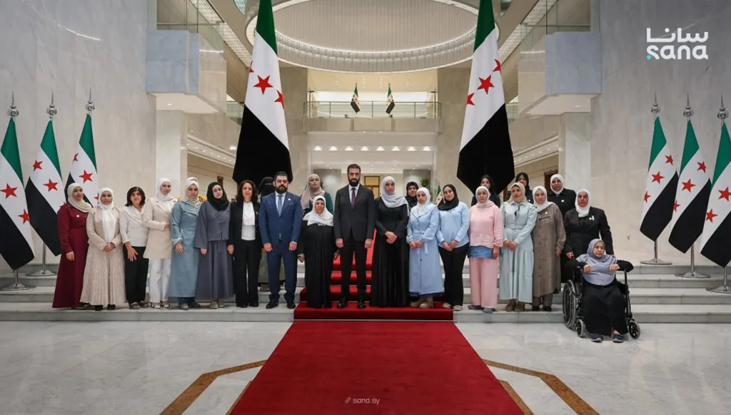 صورة تذكارية جمعت الرئيس السوري وعائلات المفقودين (سانا). 