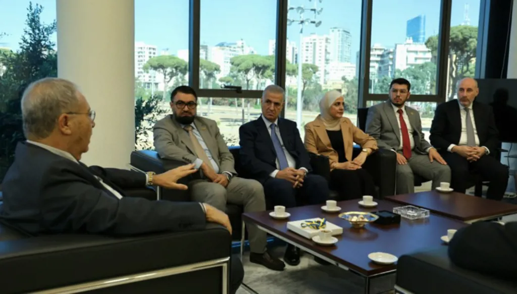 نائب رئيس الحكومة طارق متري مستقبلاً الوفد السوري (مواقع).