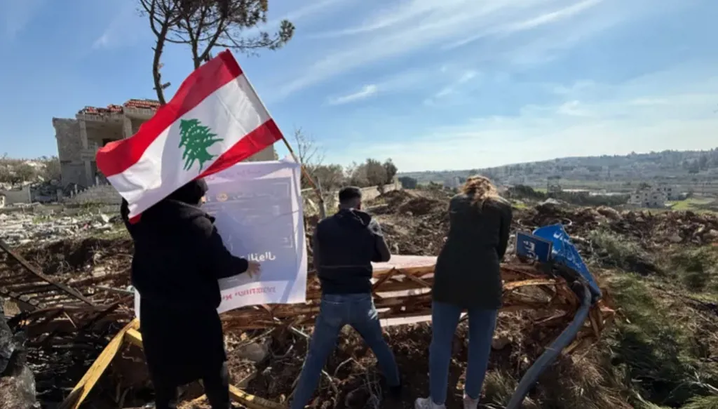 بعض الأهالي في القرى الحدودية. 