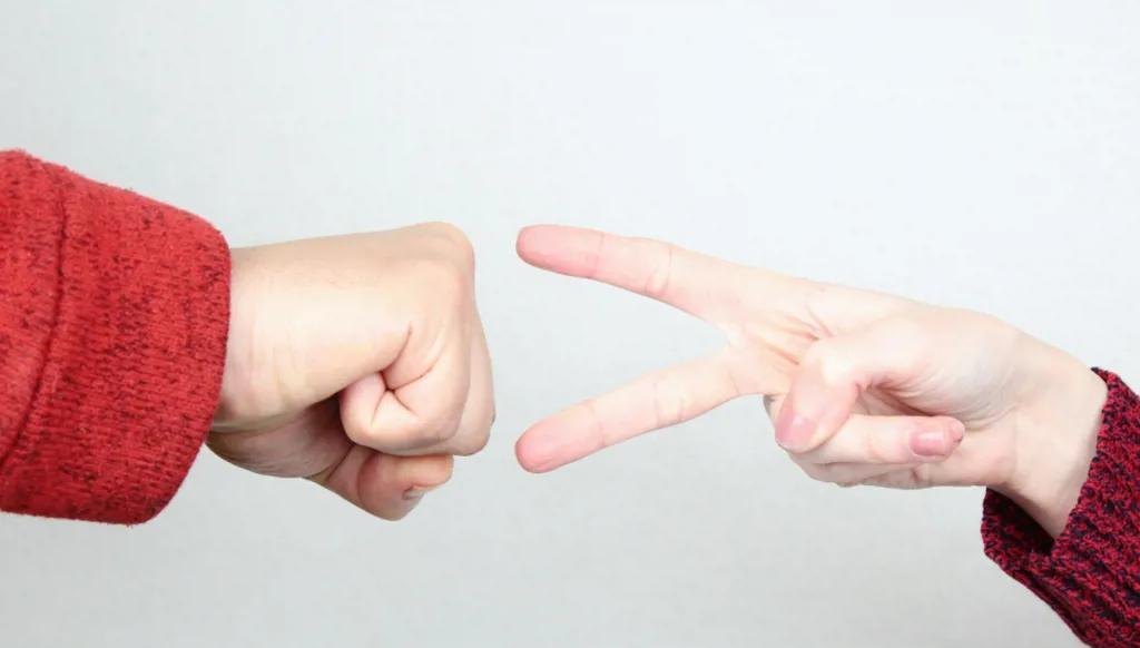 لعبة "حجر ورقة مقص"... إليكم اللغز للفوز!