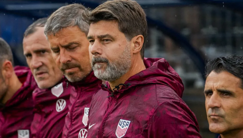 بوكيتينو مهدد بالإقالة من تدريب أميركا بعد سقوط رباعي من سويسرا