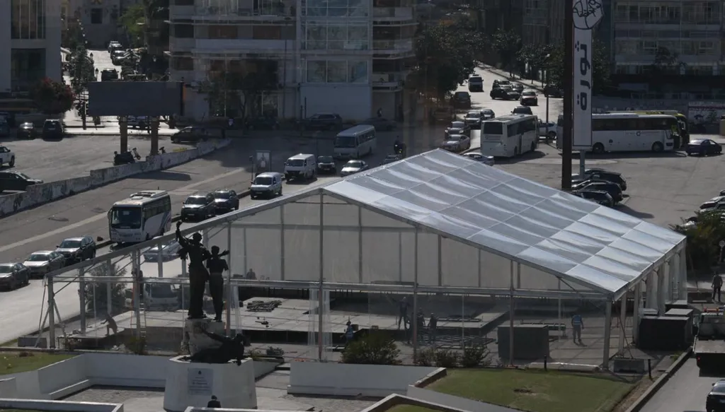 اللقاء المسكوني مع البابا في ساحة الشهداء... خيمة قبالة الكاتدرائية والجامع وغرس لشجرة زيتون