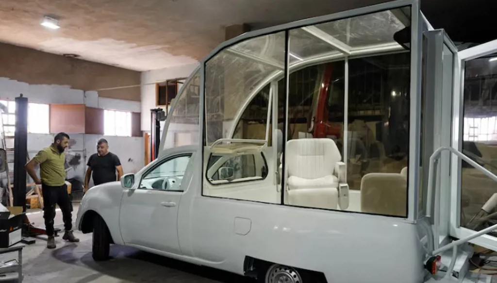 بالصور- سيارة استخدمها البابا فرنسيس تتحول إلى عيادة متنقلة لأطفال غزة