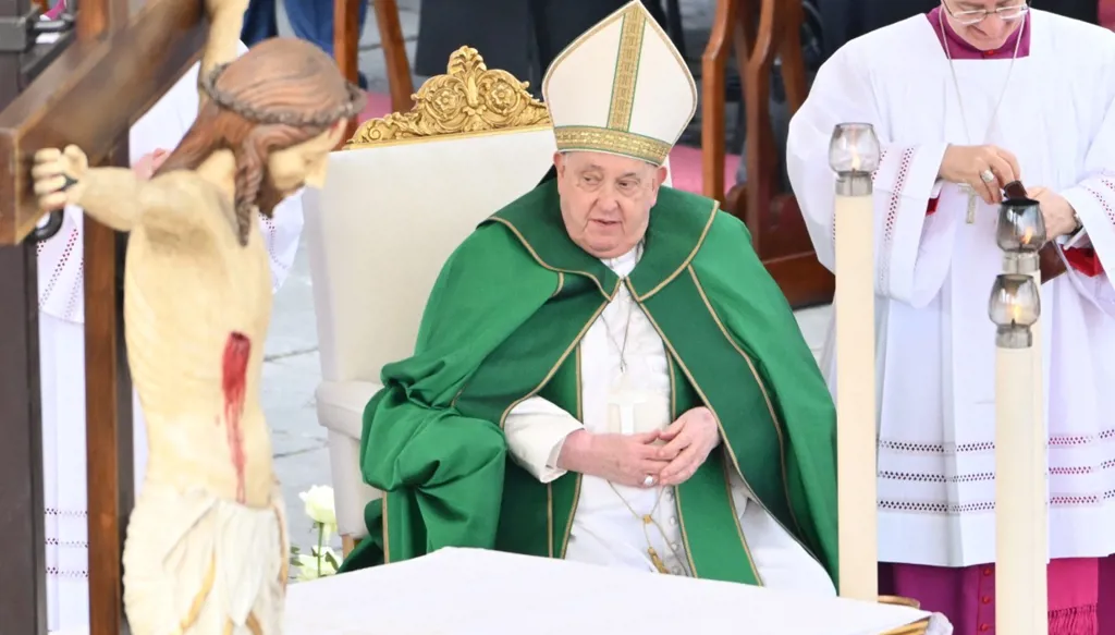 البابا فرنسيس يطلب من مساعده إكمال كلمته (فيديو)