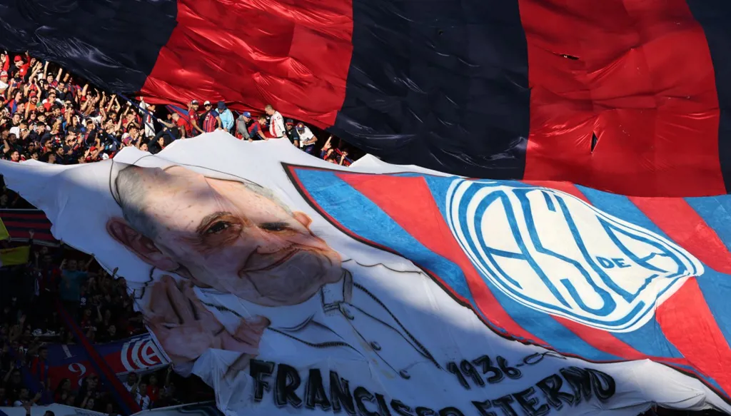 وداع تاريخي مؤثر من سان لورينزو لمشجعه المبجل بابا فرانسيس (فيديو)