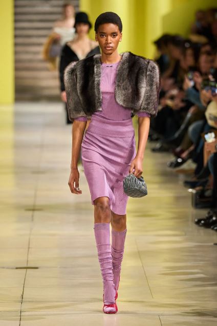 الجوارب الملونة مع الكعب العالي بأسلوب برادا (انترنت)