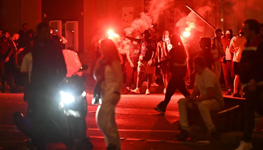 شغب ونهب في شوارع باريس بعد الفوز بدوري الأبطال (فيديو)