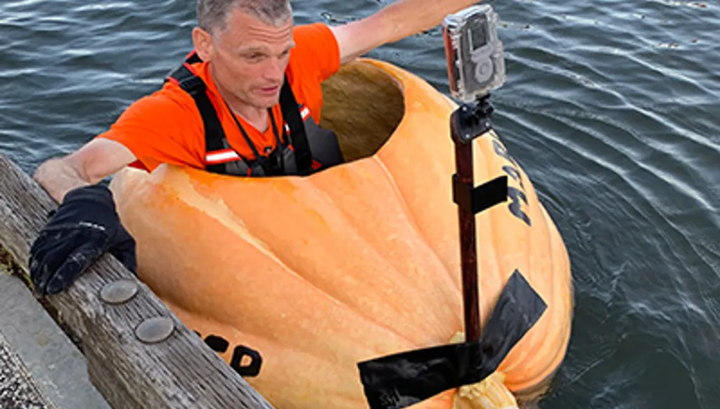 داخل ثمرة "يقطين عملاقة"... أميركي يقطع 95 كيلومتراً في نهر كولومبيا! (صور)