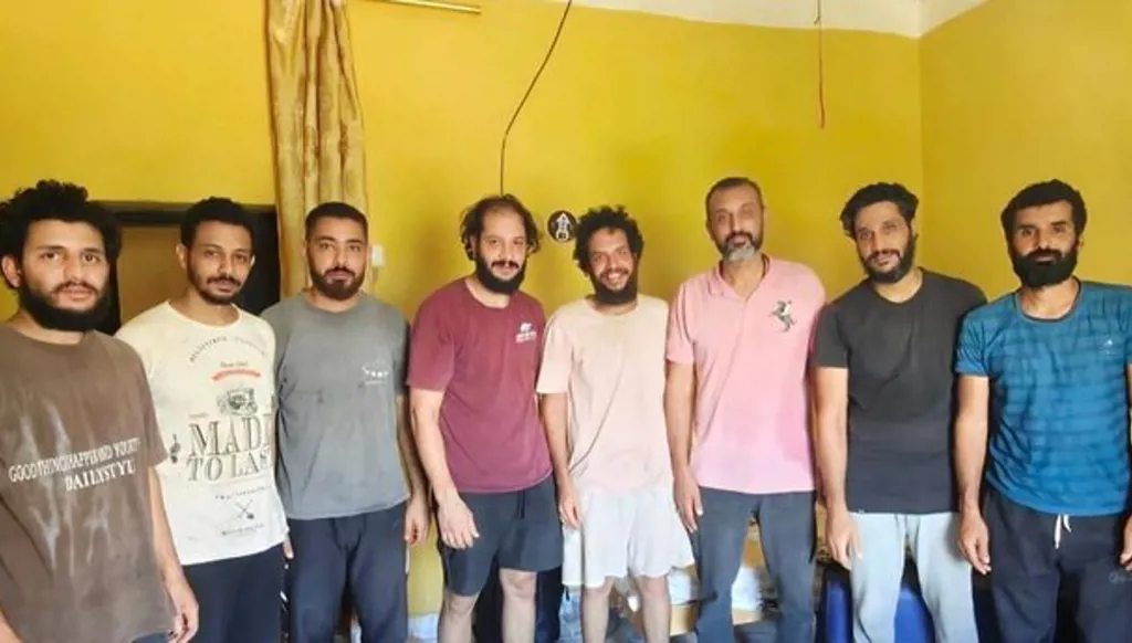 بالصورة... الإفراج عن 8 بحارة مصريين اختُطفوا قبالة سواحل الصومال
