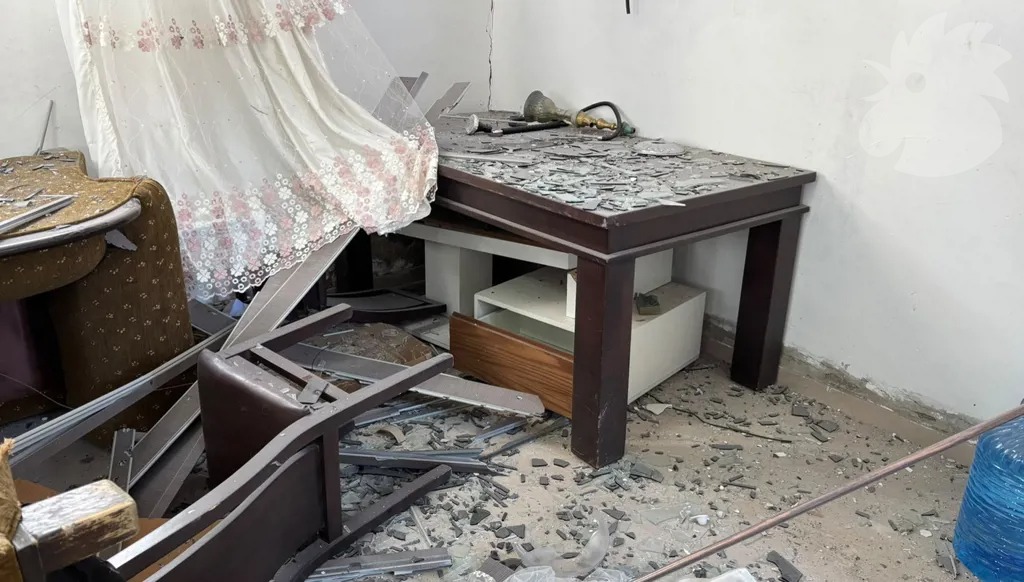 زجاج محطم وأثاث مخرّب داخل منزل في مخيم قلنديا عقب العملية العسكرية الإسرائيلية. (النهار)  