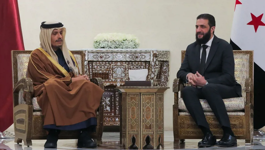 رئيس وزراء قطر يلتقي الشرع في دمشق: على إسرائيل الانسحاب من المنطقة العازلة