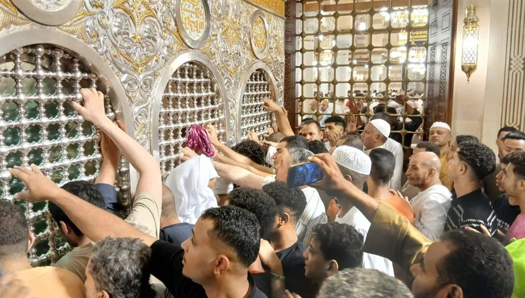 الأضرحة في مصر... عشق متجذر وسجالات لا تنتهي