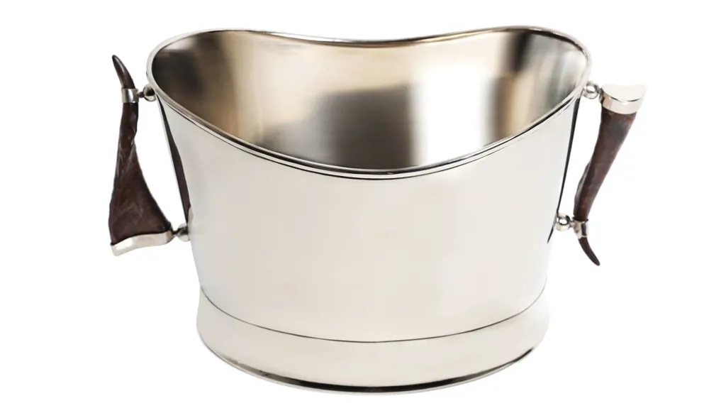 دلو شمبانيا من الفضة (38 × 28 × 23 سم)، السعر 225 دولاراً أميركياً