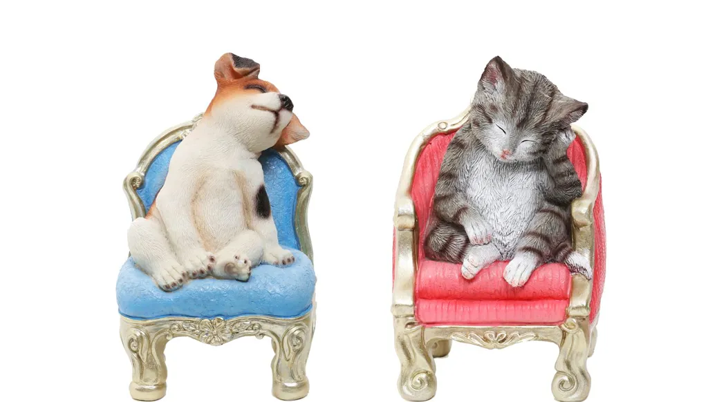 تماثيل من البولي ريزين (العرض 14 سم – الارتفاع 20 سم)، السعر 50 دولاراً أميركياً للواحد