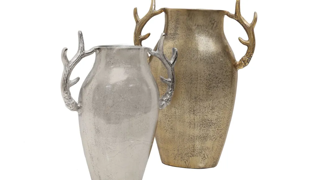 مزهرية من الألمنيوم المذهّب بارتفاع 39 سم، السعر 130 دولاراً أميركياً. مزهرية من الألمنيوم المفضّض بارتفاع 34 سم، السعر 90 دولاراً أميركياً.