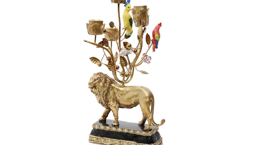 شمعدان من البولي ريزين المذهّب، السعر 150 دولاراً أميركياً.