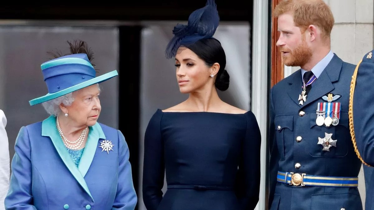 الملكة الراحلة إليزابيث الثانية والأمير هاري وزوجته ميغان ماركل