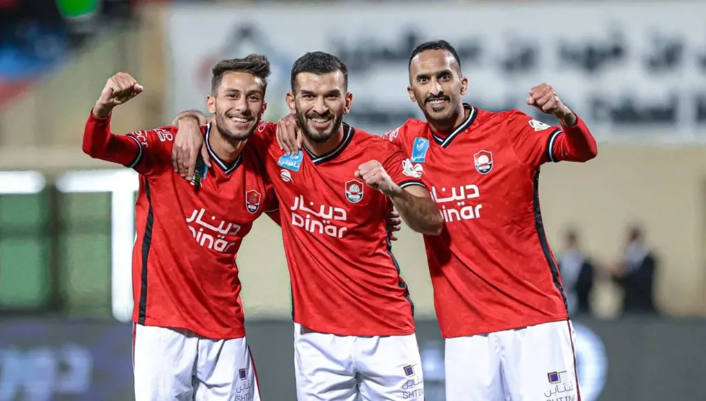 بقميصين و10 لاعبين الرائد يفوز على الرياض والفتح يواصل صحوته