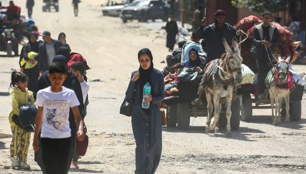 بالصور- حركة نزوح من رفح بعد إنذار إسرائيلي بالإخلاء