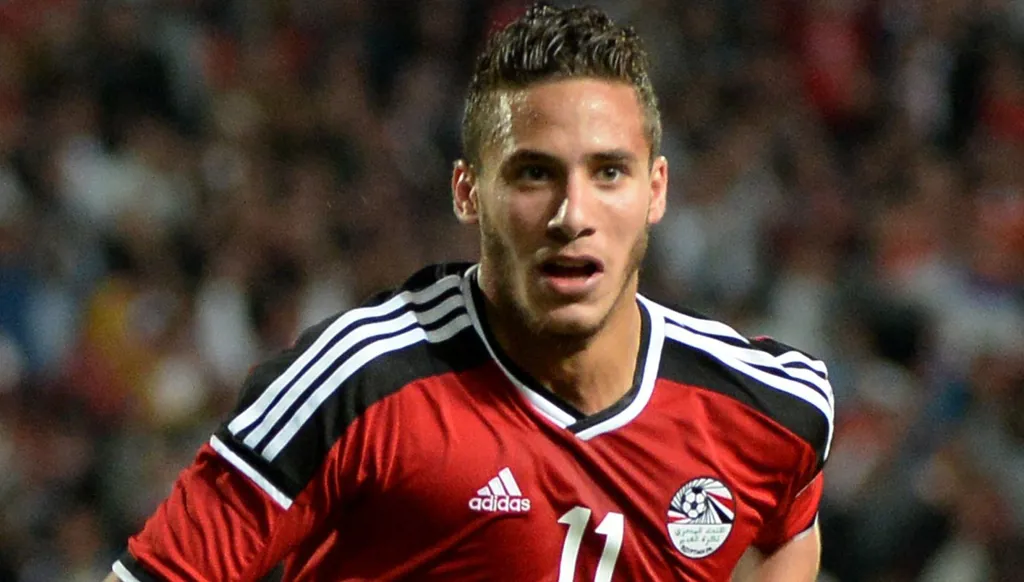 الأهلي يقف خلف نجمه السابق في أصعب أزماته