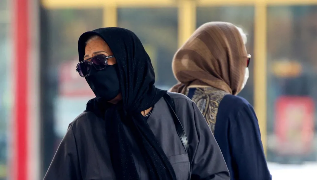 الحجاب في إيران... أكثرية برلمانية تُطالب بتطبيق أكثر صرامة للقيود