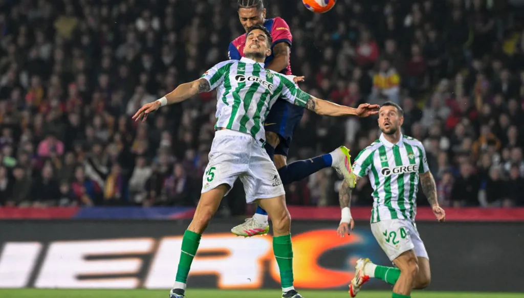 لماذا قام رافينيا بضرب حارس برشلونة بعد لقاء بيتيس؟ (فيديو)
