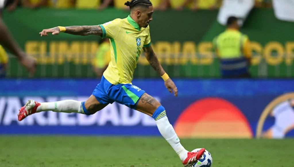 لاعبو الأرجنتين يشمتون برافينيا ونجم البرازيل يرد (فيديو)