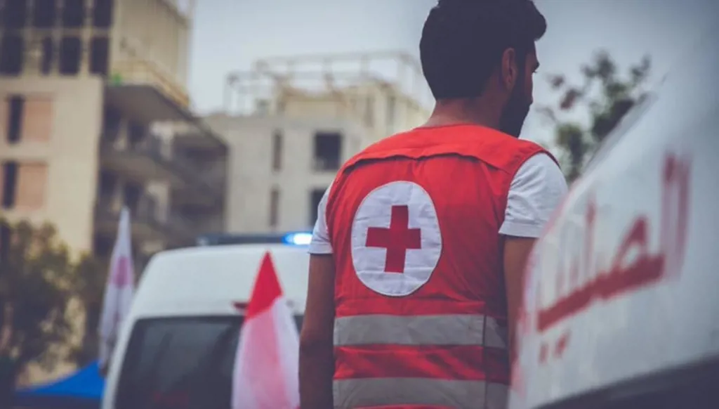لبنان... إشكال بين الدفاع المدني والصليب الأحمر خلال نقل جريح؟ (فيديو)