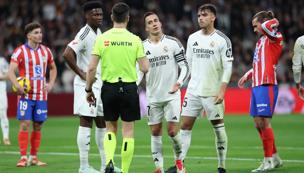 قناة ريال مدريد تفتح النار مجدداً على التحكيم الإسباني بعد الديربي