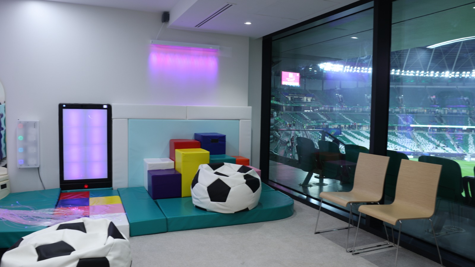 أماكن مخصصة لكل المشجعين في الاستادات.