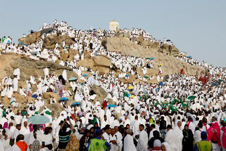 ضيوف الرحمن فوق جبل عرفات لأداء ركن الحج الأعظم (رويترز)