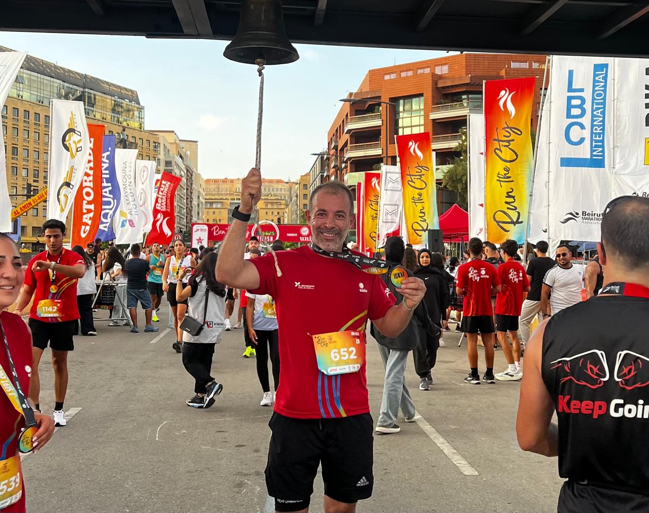الزميل خلدون زين الدين منهياً سباق ١٠ كلم في مدينة بيروت.