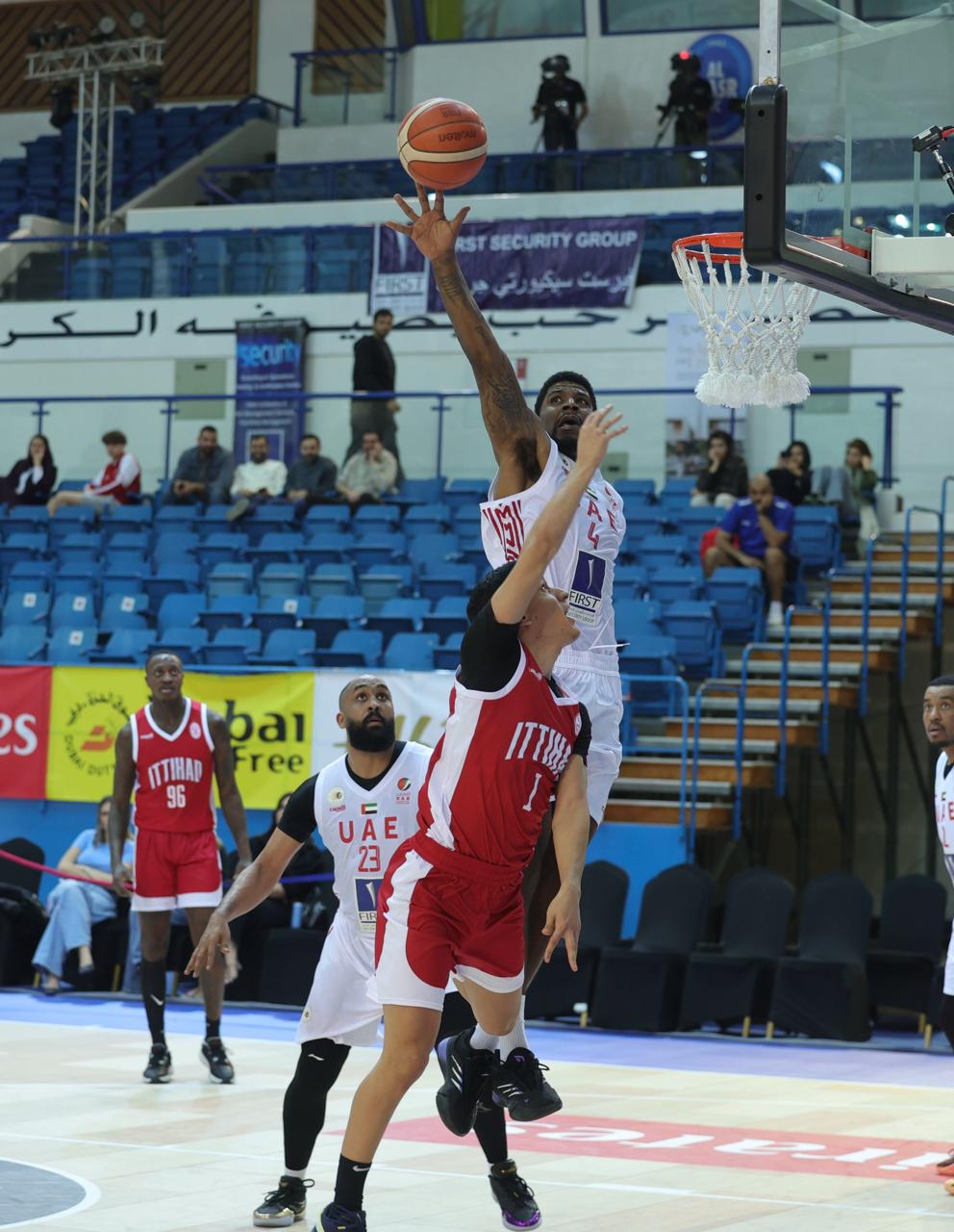من المباراة في بطولة دبي لكرة السلة.