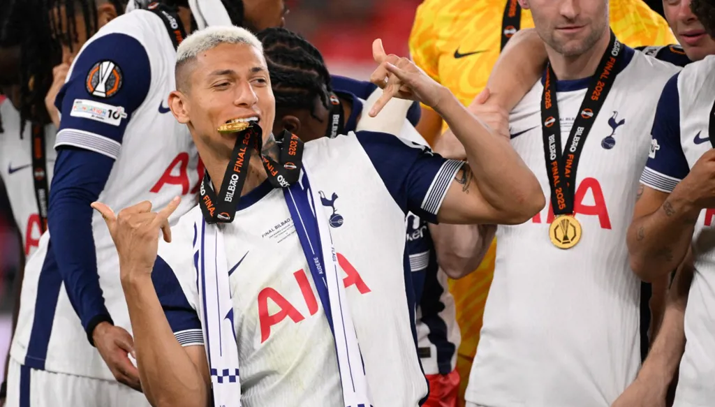 من ليفربول إلى توتنهام... طيور إنكلترا تسيطر على جميع منصات التتويج