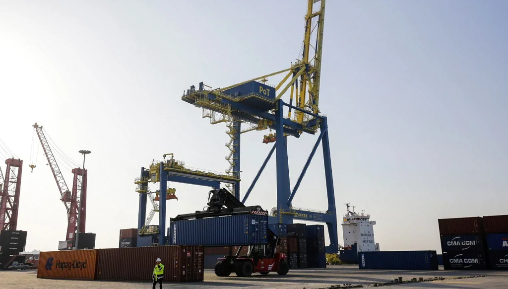 بلا بيانات جمركية... ضبط شاحنتين عند مرفأ طرابلس (صورة)