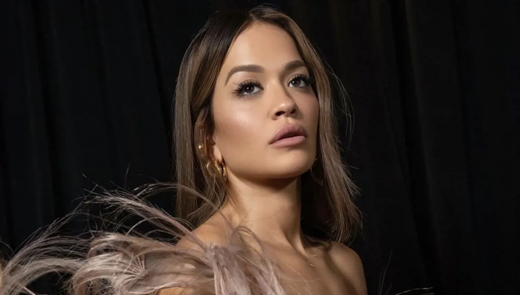 ريتا أورا بتصميم مبتكر للمصمّم السّعودي محمد آشي في حفل جوائز الموسيقى الأوروبيّة (صور وفيديو)