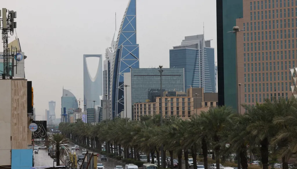 السعودية تدّمر مسيّرات وصواريخ... واستهداف فندق ومبنيين في البحرين