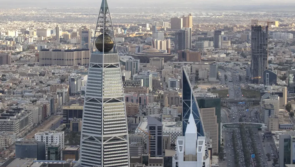 السعودية تعلن اعتراض مسيّرات حاولت استهداف منشآت بترولية وتلوّح بحق الرد