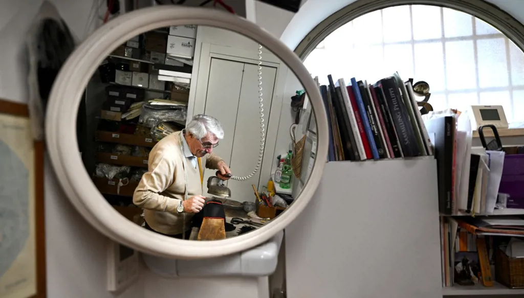 خياط ثياب البابا في روما... مستعد لكل الاحتمالات (صور وفيديو)