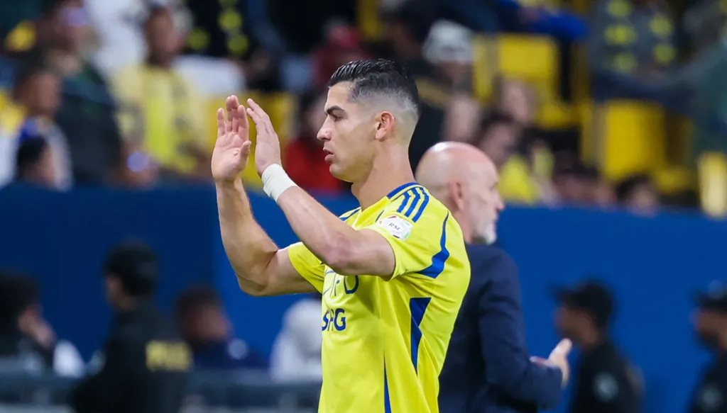ردة فعل غاضبة من رونالدو بعد استبداله في مباراة النصر (فيديو)