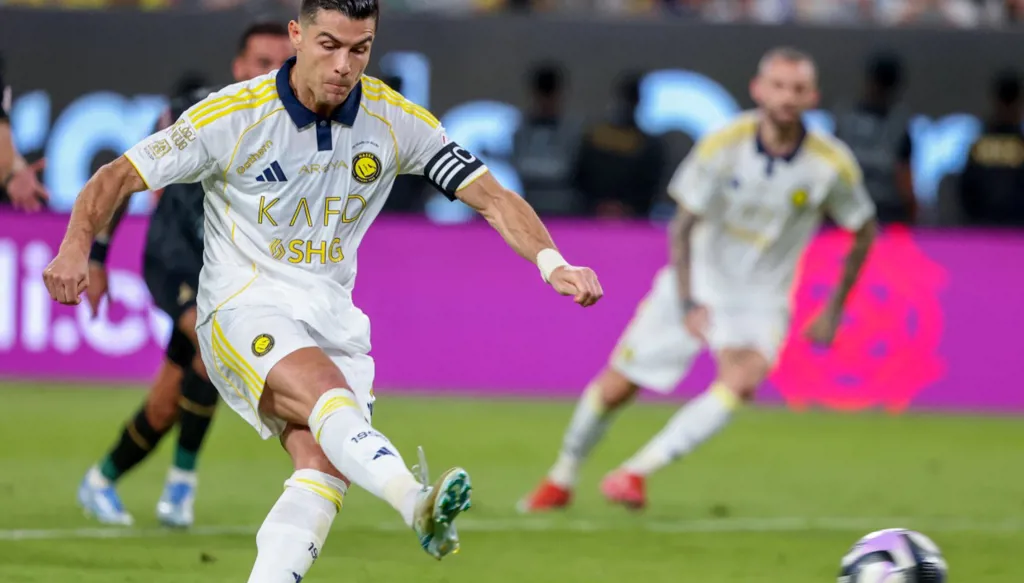 كريستيانو رونالدو يعود مجدداً الى اللعب في إسبانيا