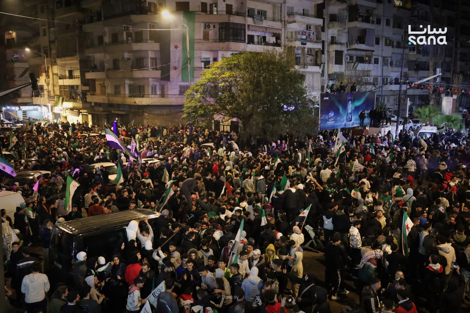 احتفالات أهالي اللاذقية عقب تصويت مجلس النواب الأميركي لصالح إلغاء “قانون قيصر”. (أ ف ب)