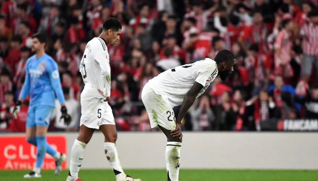 حسرة لاعبي ريال مدريد بعد انتهاء لقاء بلباو (أ ف ب)