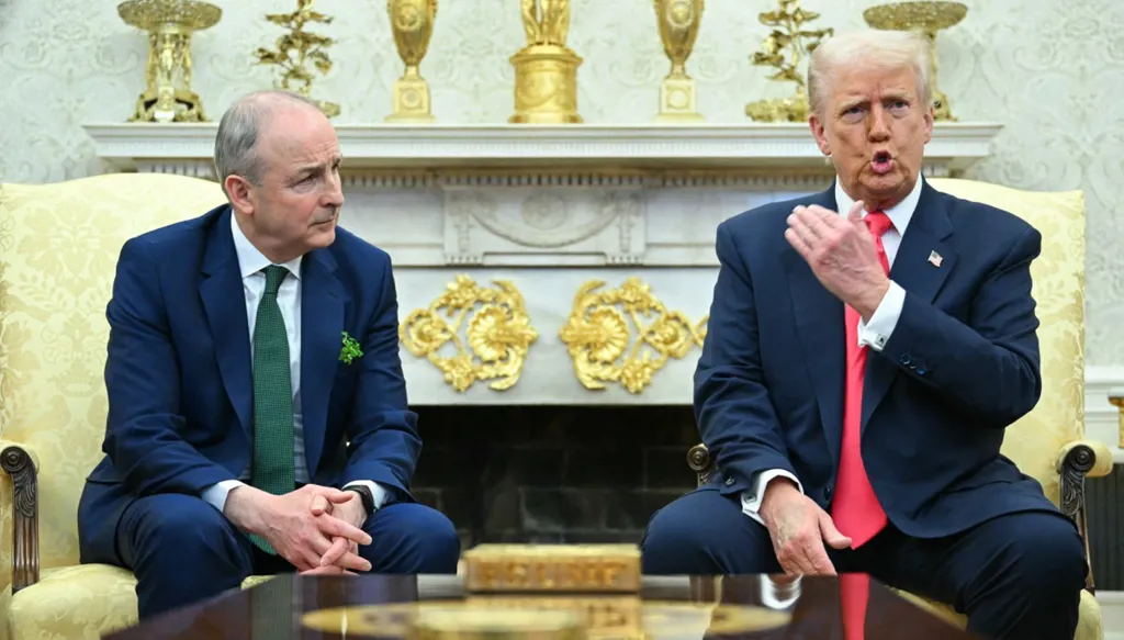 ترامب يقطع حديثه بسبب جوارب نائبه... وموجة من الضحك (فيديو)